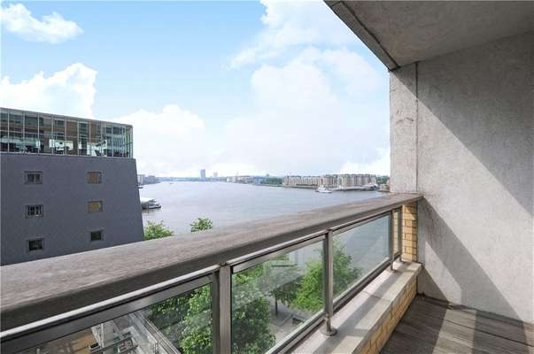 Flat Westferry Circus in Greater London