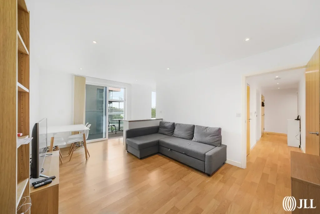 Flat Queen's Drive in Greater London