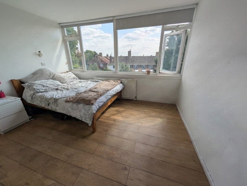 Room Whatley Avenue in Greater London