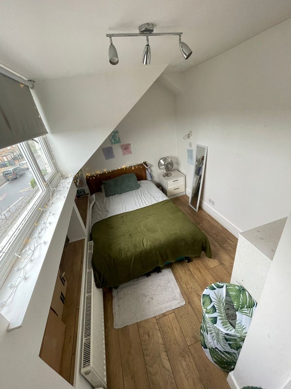 Room Whatley Avenue in Greater London
