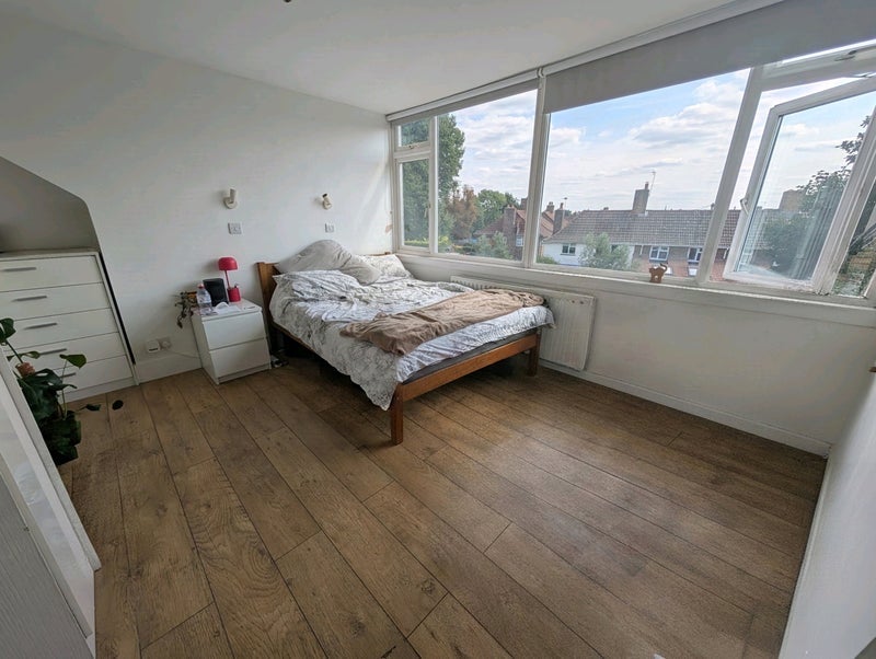 Room Whatley Avenue in Greater London