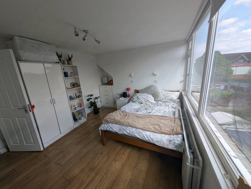 Room Whatley Avenue in Greater London