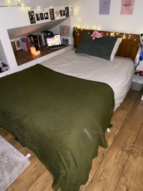 Room Whatley Avenue in Greater London