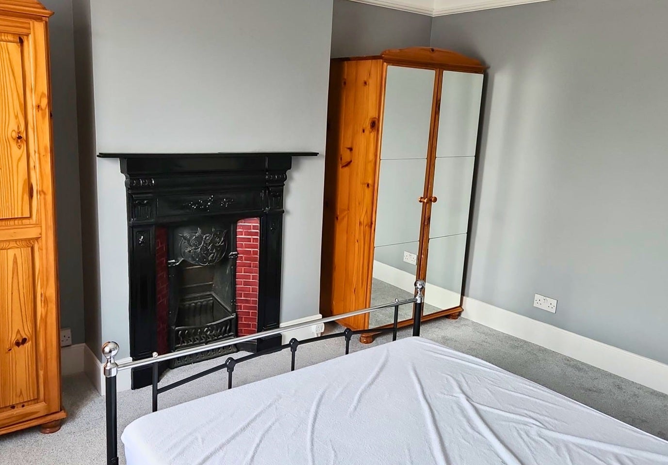 Room Nutfield Road in Greater London