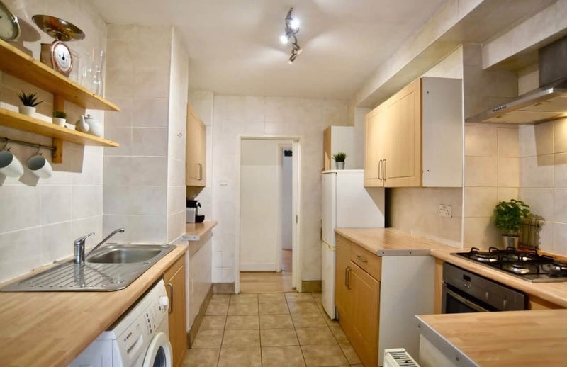 Room Hunmanby Avenue in Manchester