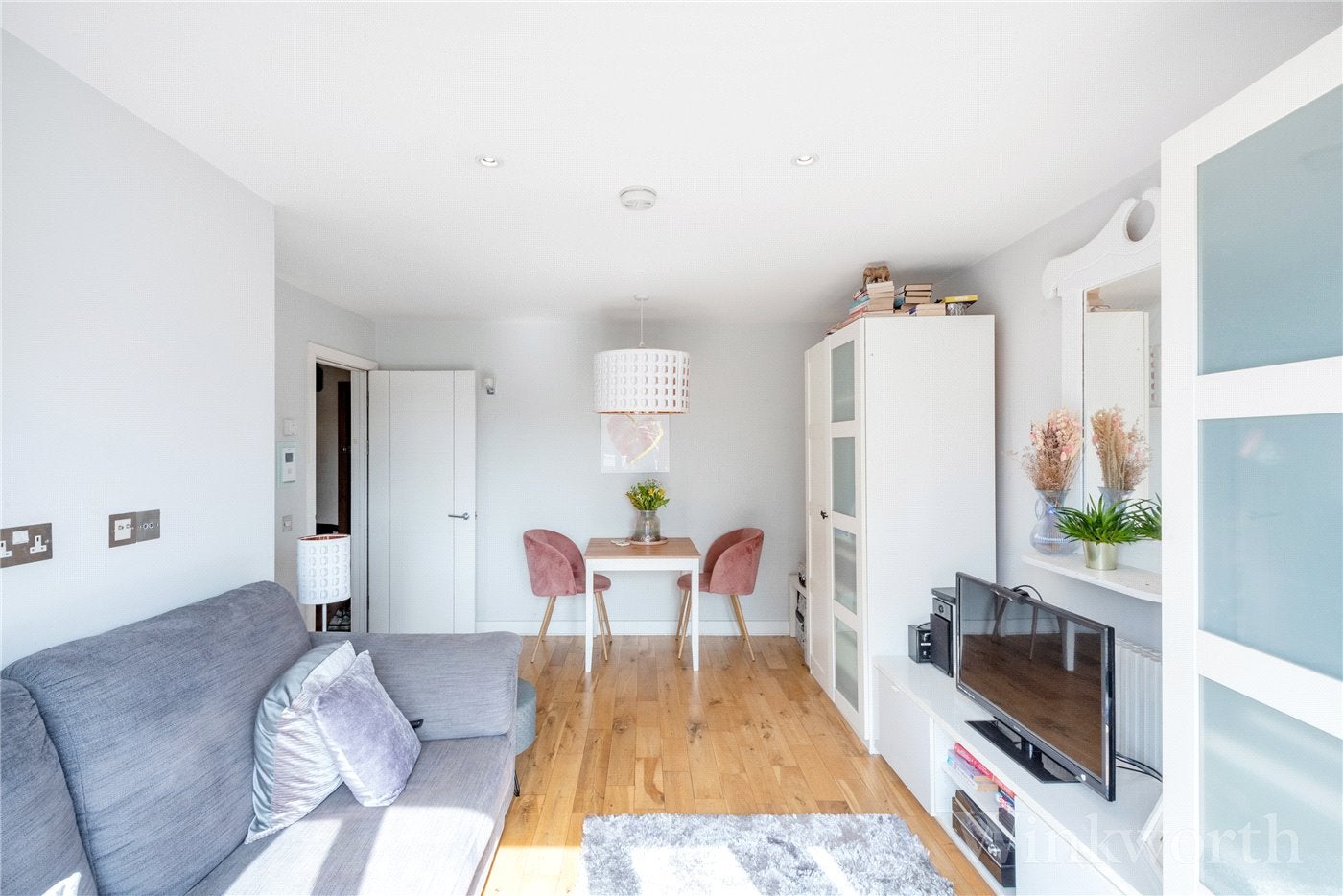 Flat Waldram Crescent in Greater London