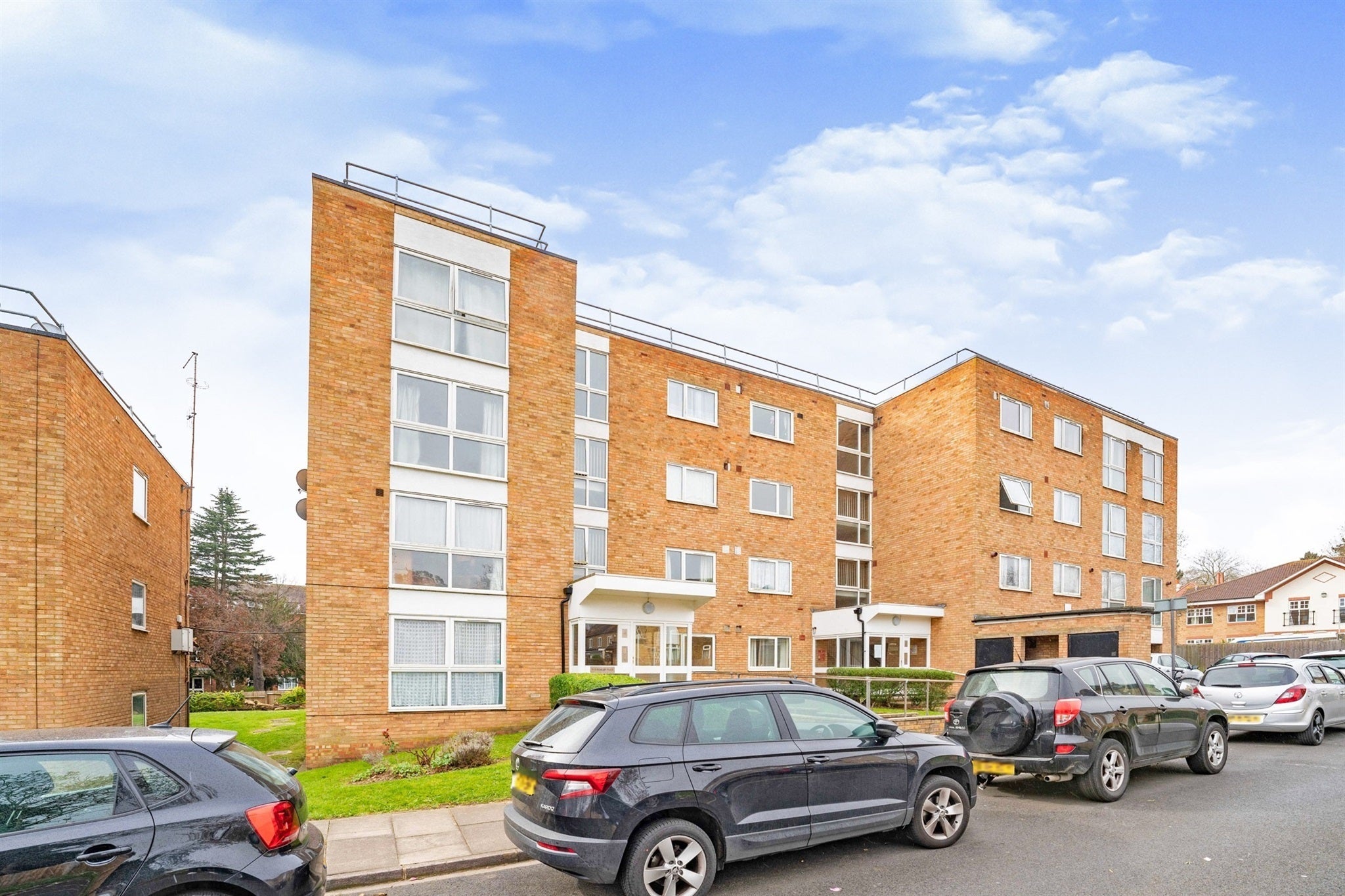 Flat Rokesby Place in Greater London