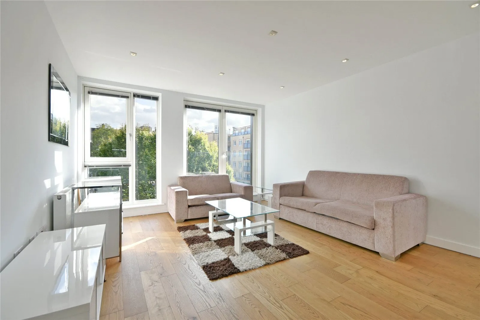 Flat Heneage Street in Greater London