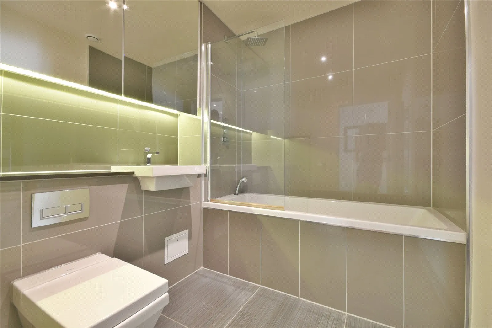Flat Heneage Street in Greater London