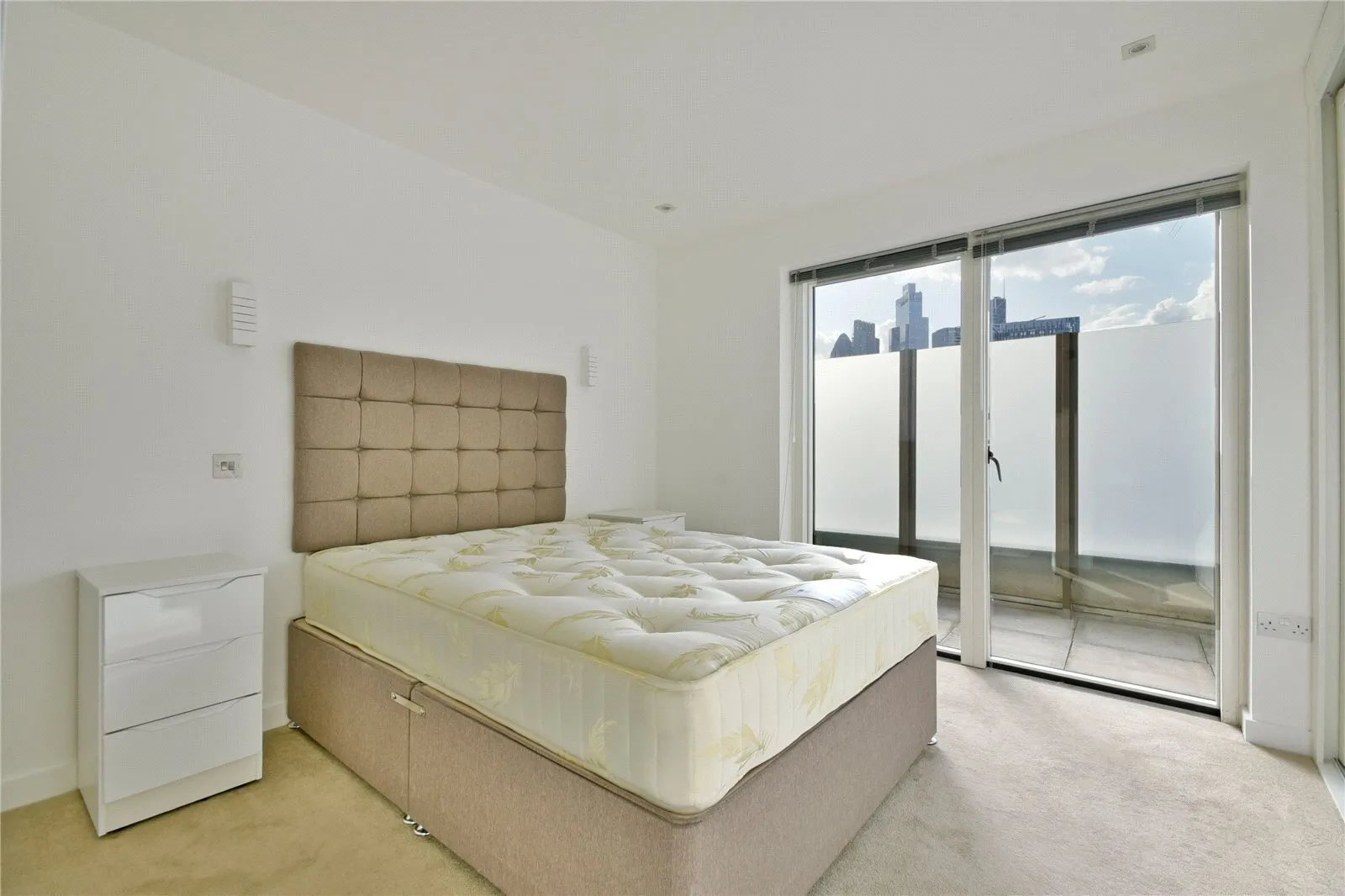 Flat Heneage Street in Greater London