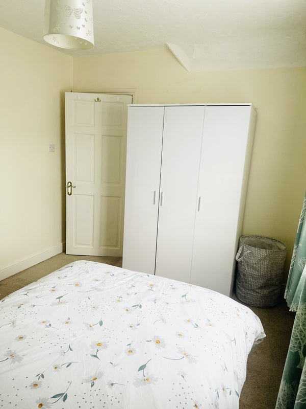 Room St. Andrew's Way in Slough