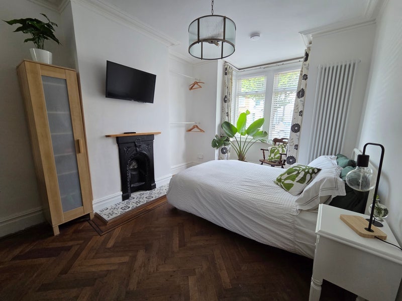 Room Mansfield Road in Greater London