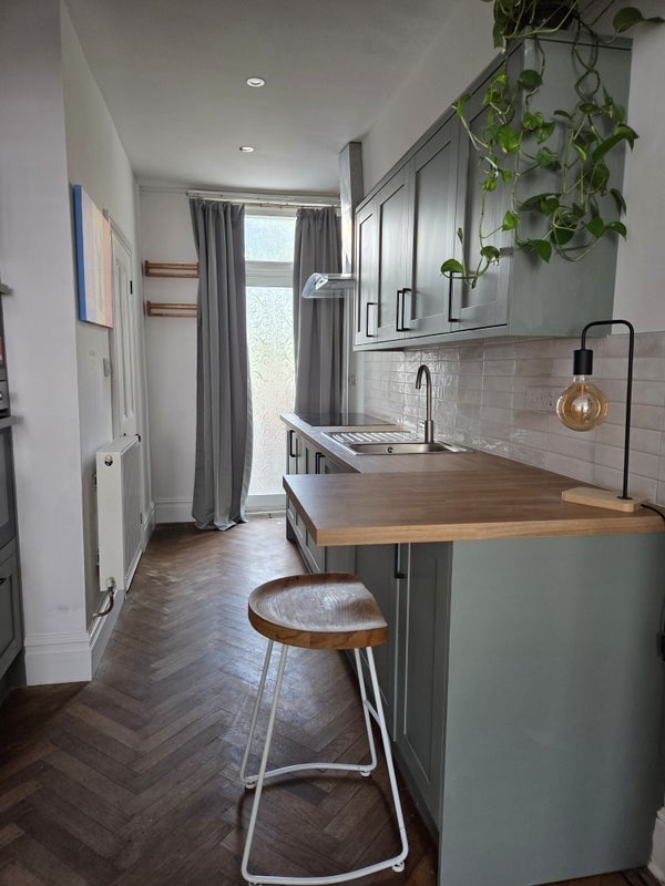 Room Mansfield Road in Greater London