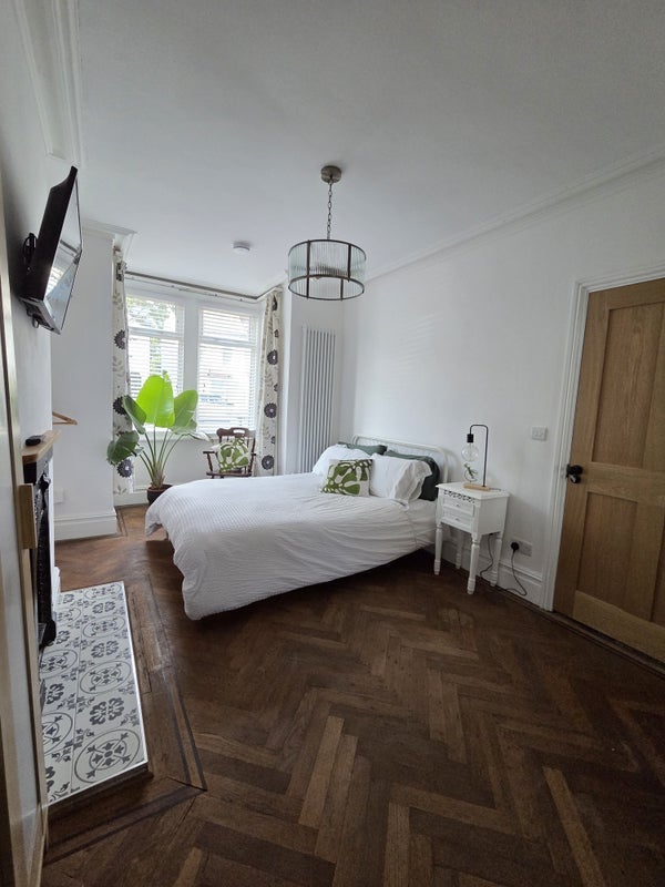 Room Mansfield Road in Greater London