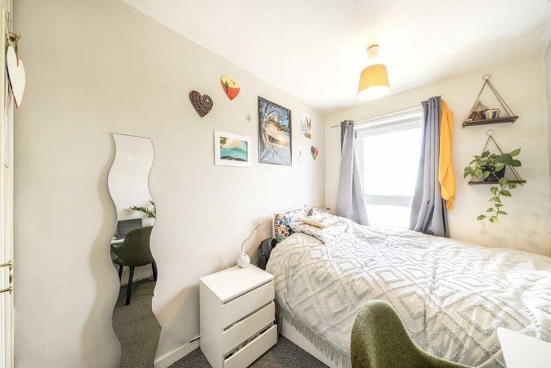 Room Binfield Road in Greater London