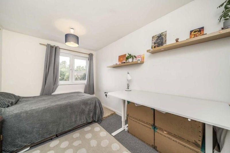Room Binfield Road in Greater London