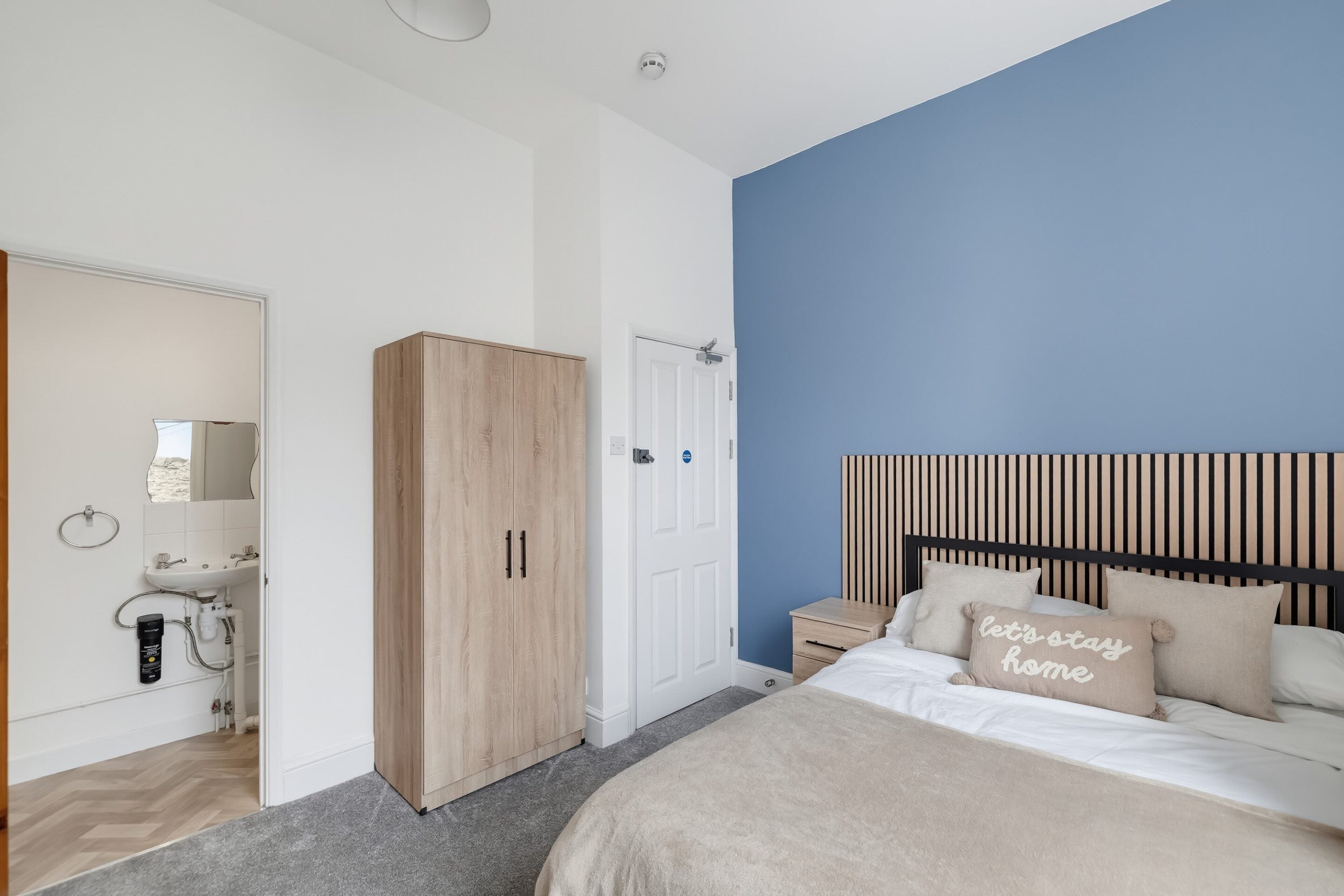 Room Alexandra Road in Plymouth
