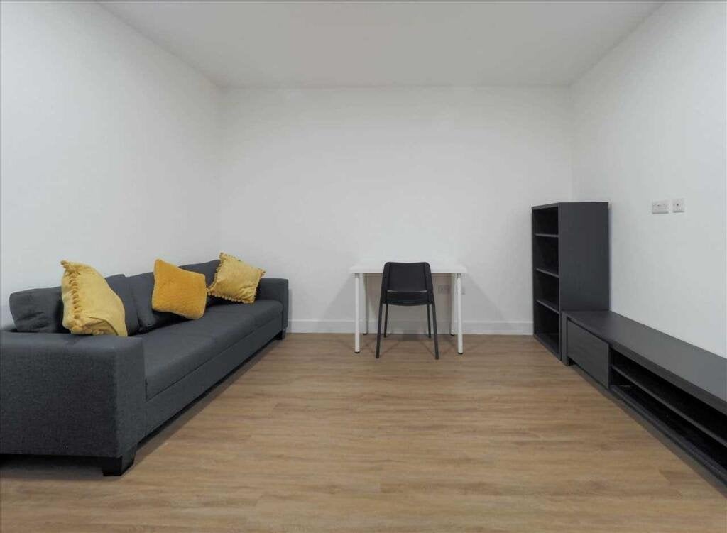 Room The Meadow Way in London