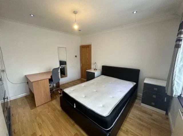 Room Ridding Lane in Greater London