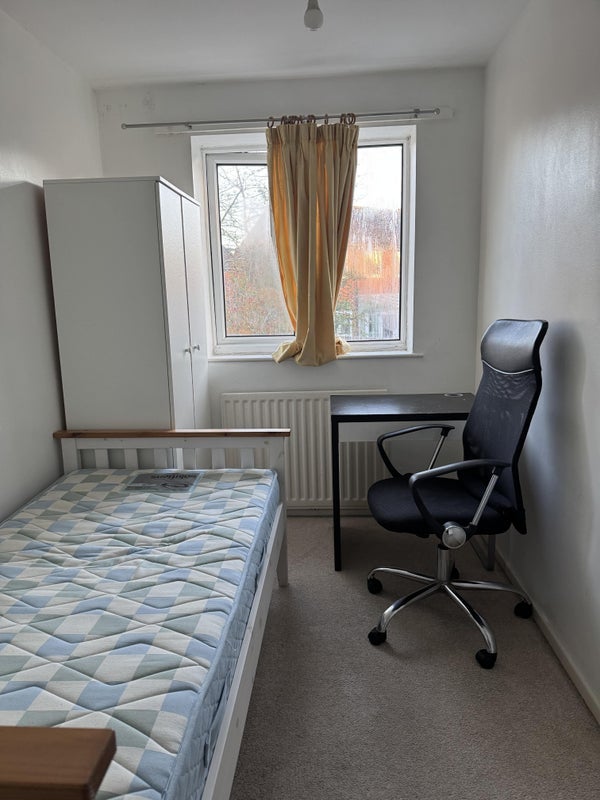 Room Packwood Close in Royal Leamington Spa