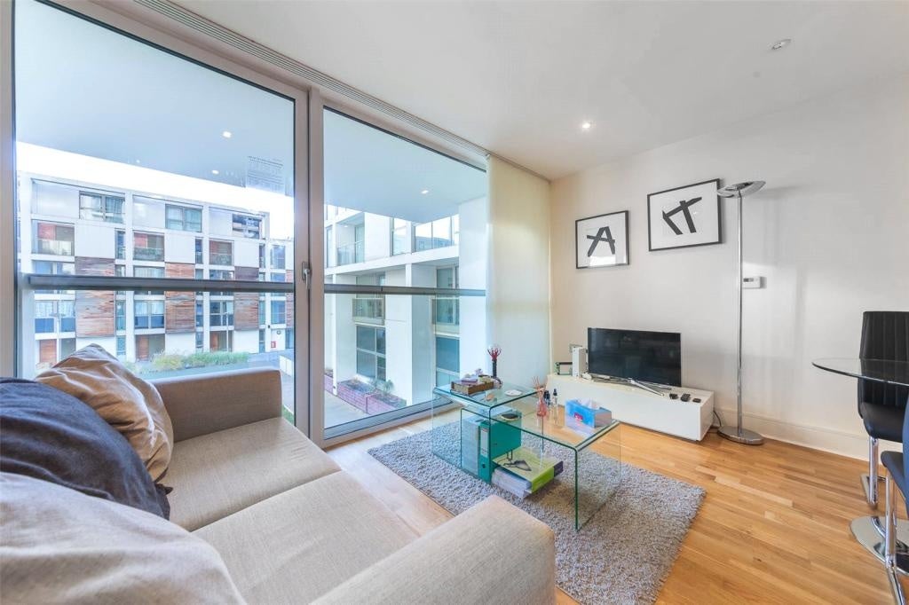 Flat Lanterns Way in Greater London