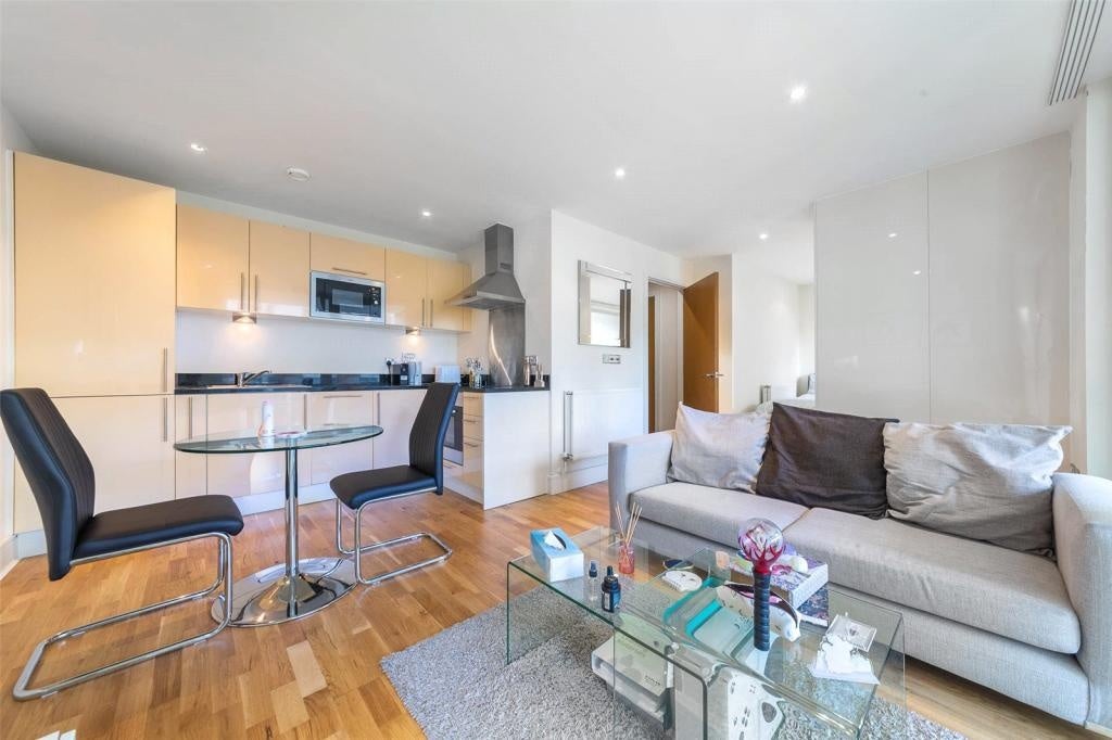 Flat Lanterns Way in Greater London