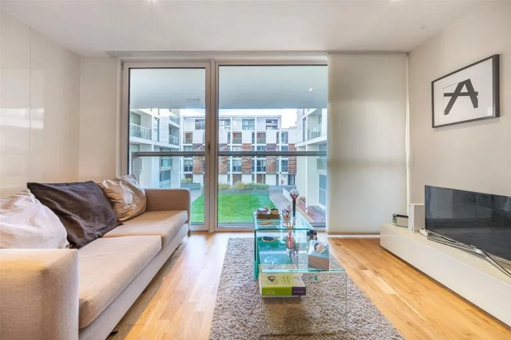 Flat Lanterns Way in Greater London