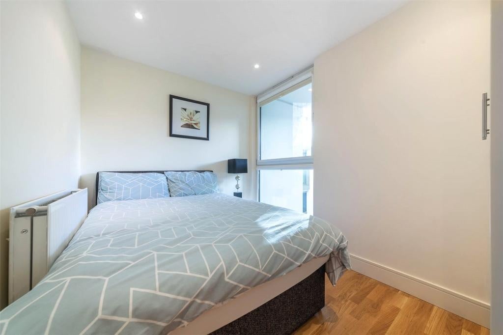 Flat Lanterns Way in Greater London