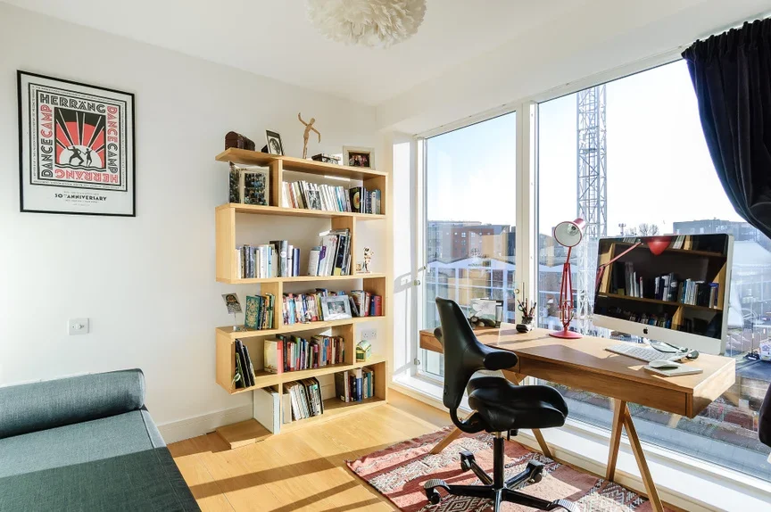 Flat Fortescue Avenue in Greater London