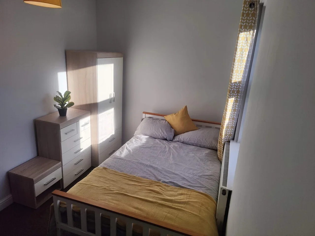 Room Jubilee Road in High Wycombe