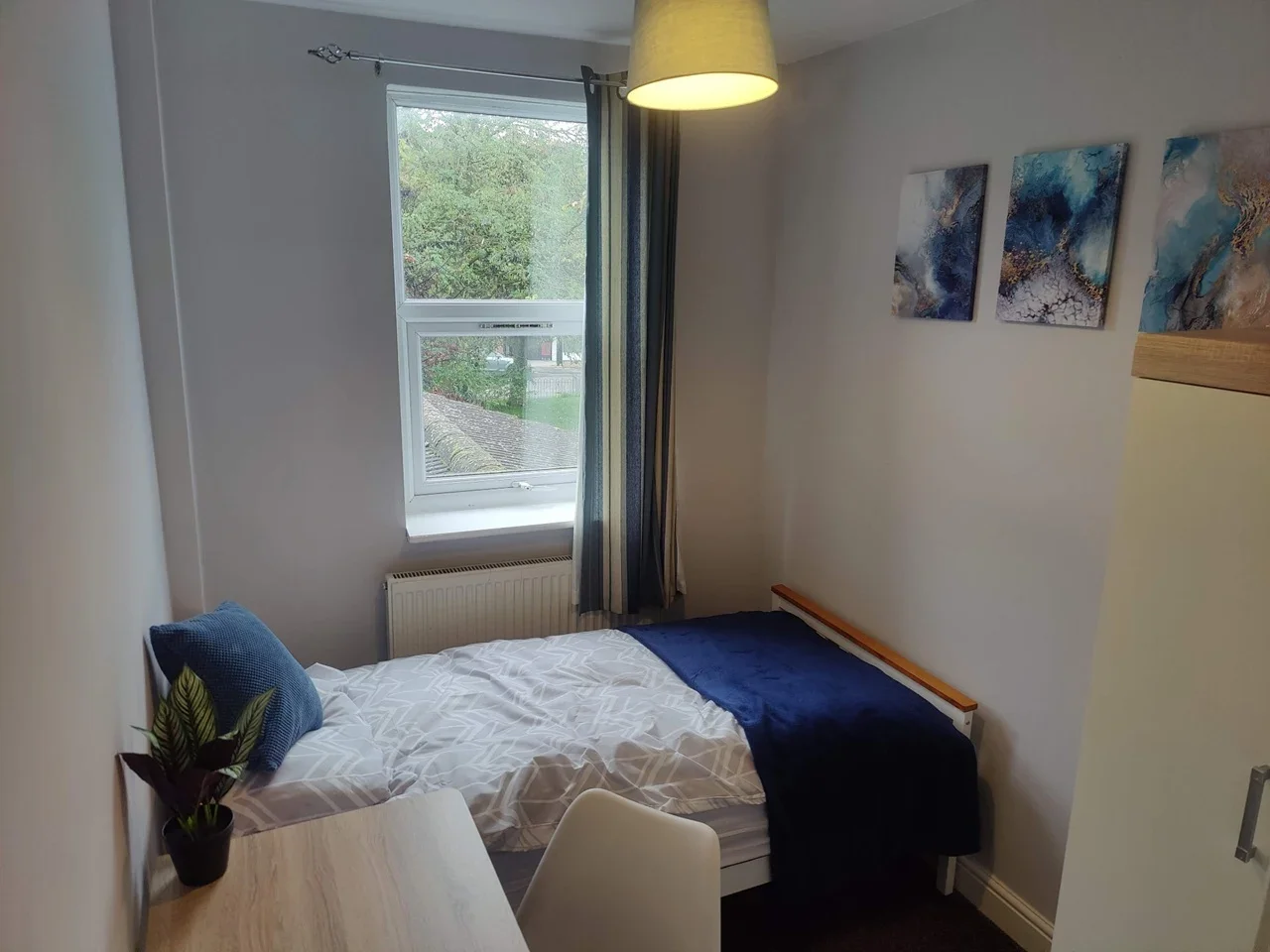 Room Jubilee Road in High Wycombe