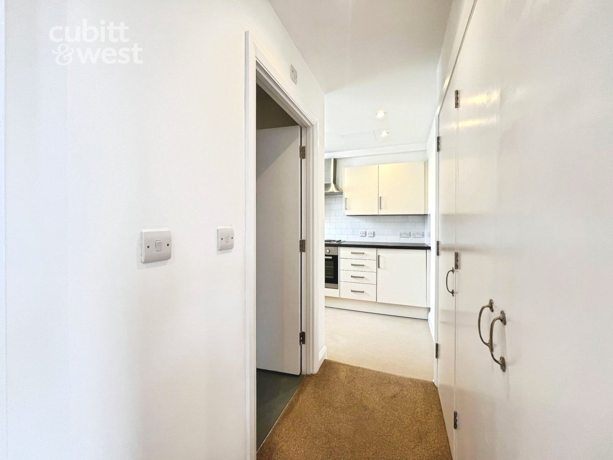 Flat London Road in Greater London