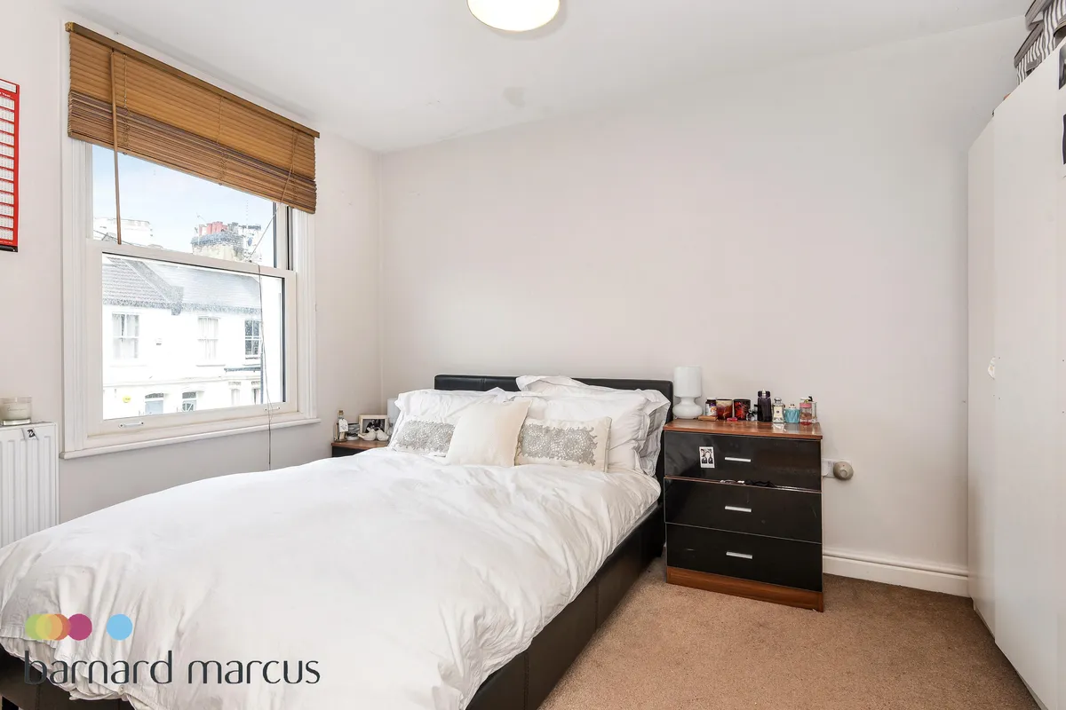 Flat Tadmor Street in Greater London