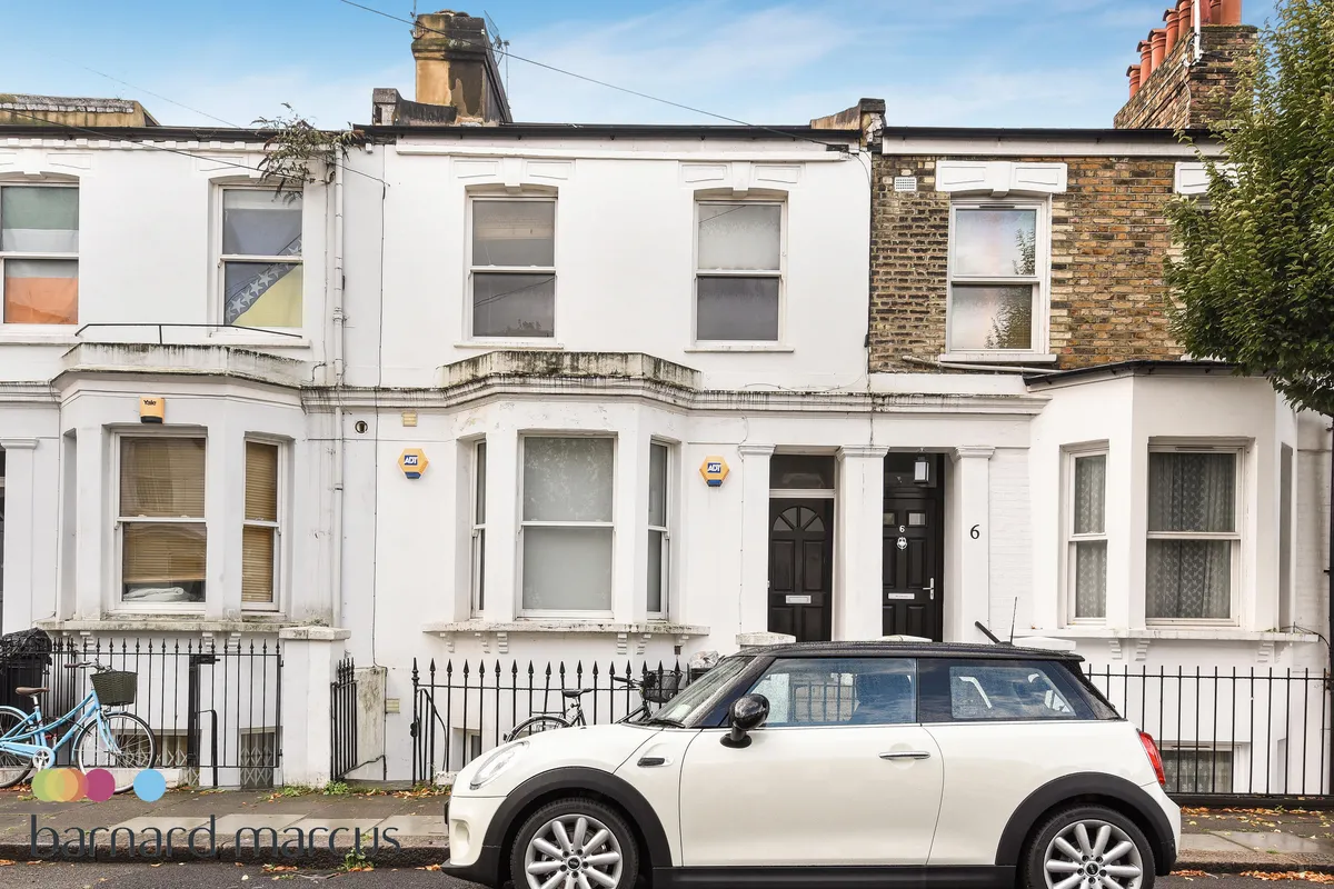 Flat Tadmor Street in Greater London