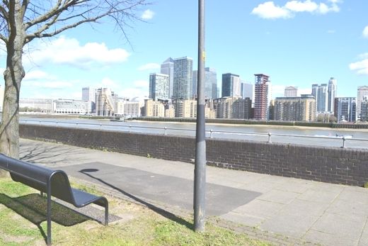 Flat Rotherhithe Street in Greater London