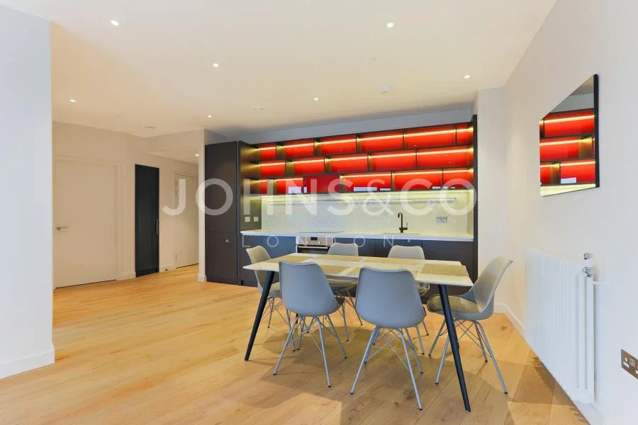 Flat Botanic Square in Greater London