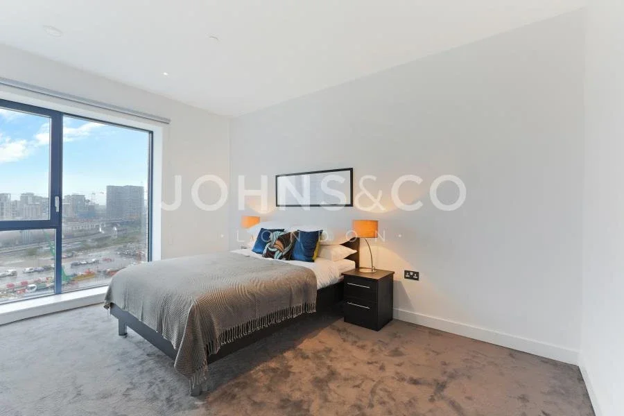 Flat Botanic Square in Greater London