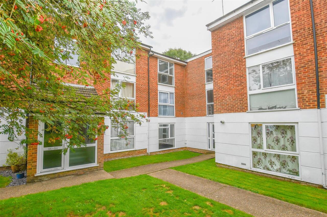 Flat Lakeside Place in St Albans
