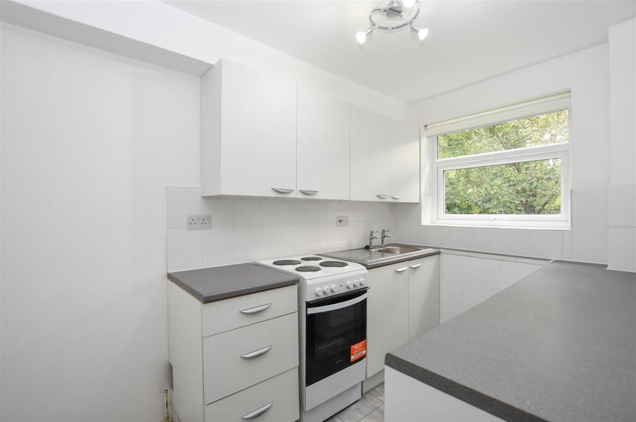Flat Lakeside Place in St Albans