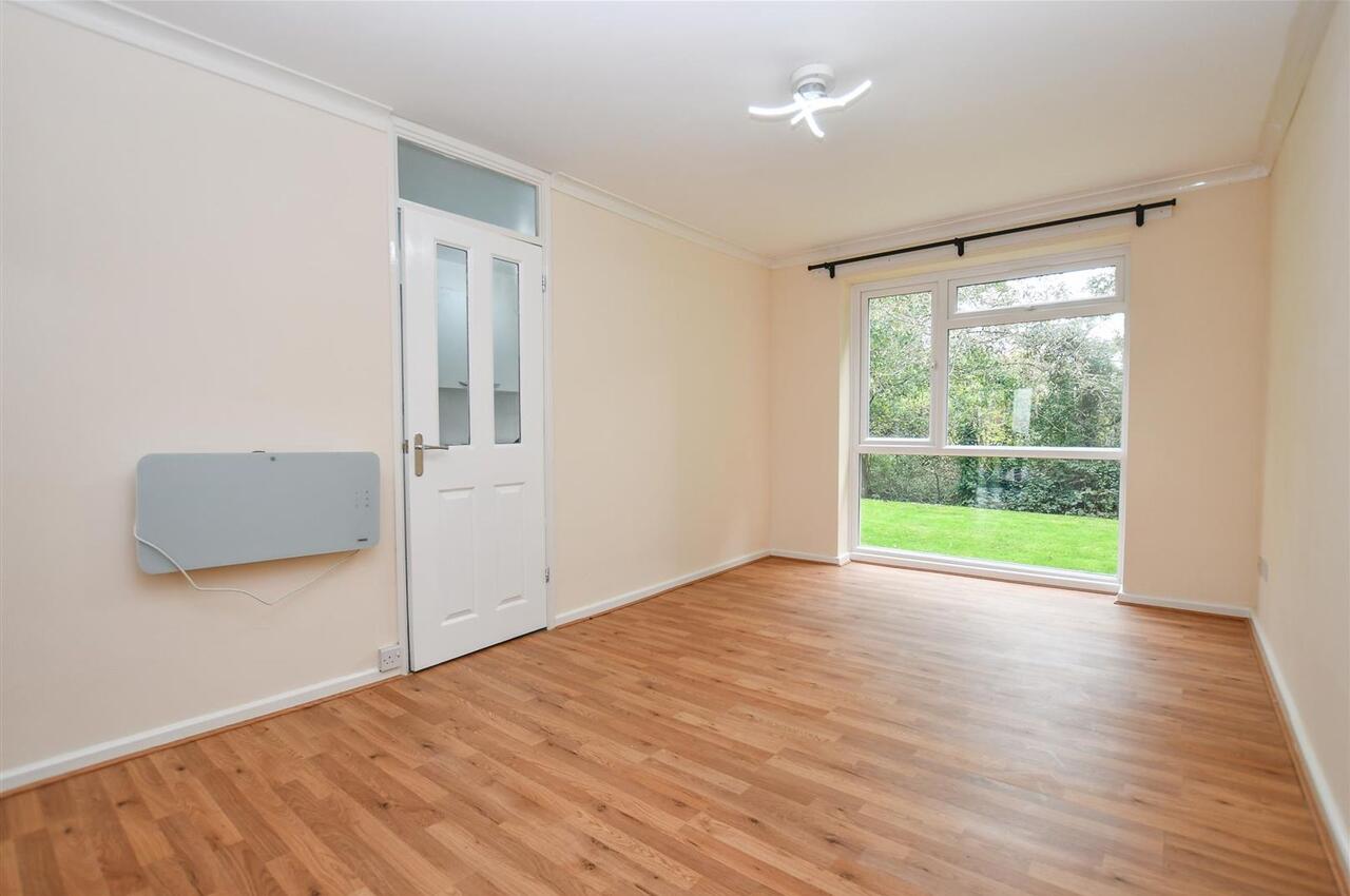 Flat Lakeside Place in St Albans