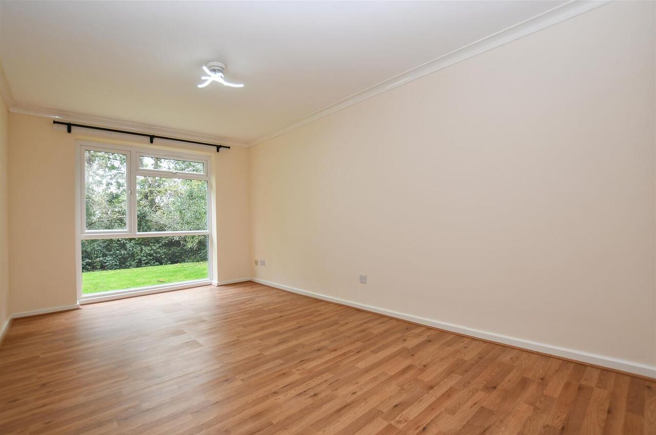 Flat Lakeside Place in St Albans
