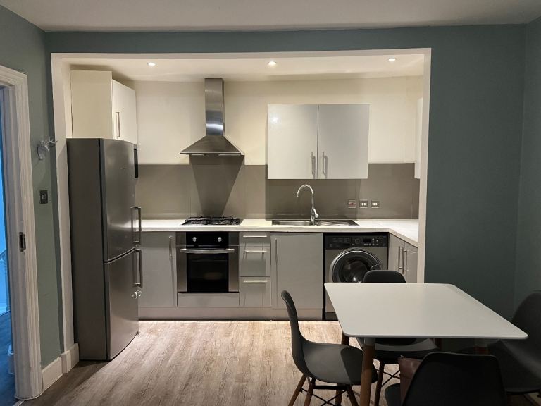 Flat Garratt Road in Greater London