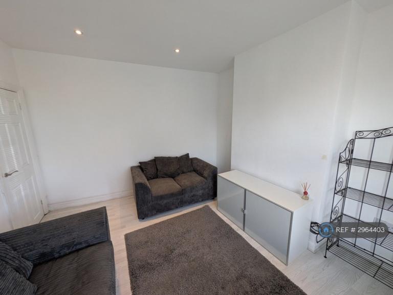 Room Elmdene Road in Greater London