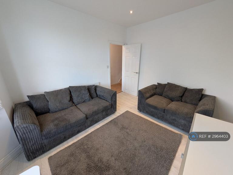 Room Elmdene Road in Greater London