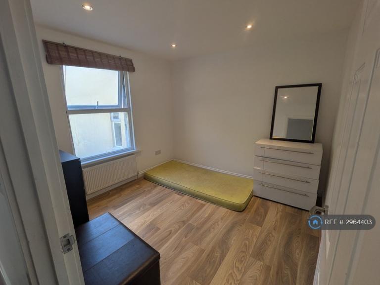Room Elmdene Road in Greater London