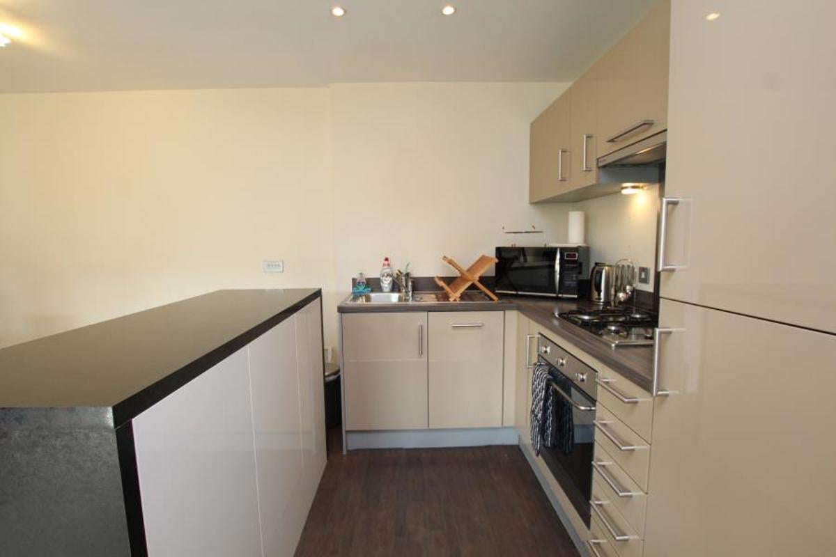Flat Deanery Road in Bristol