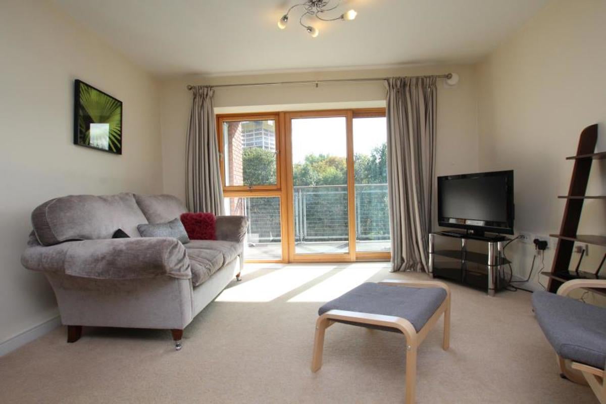 Flat Deanery Road in Bristol