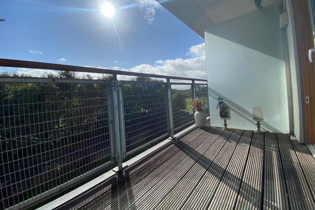 Flat Deanery Road in Bristol