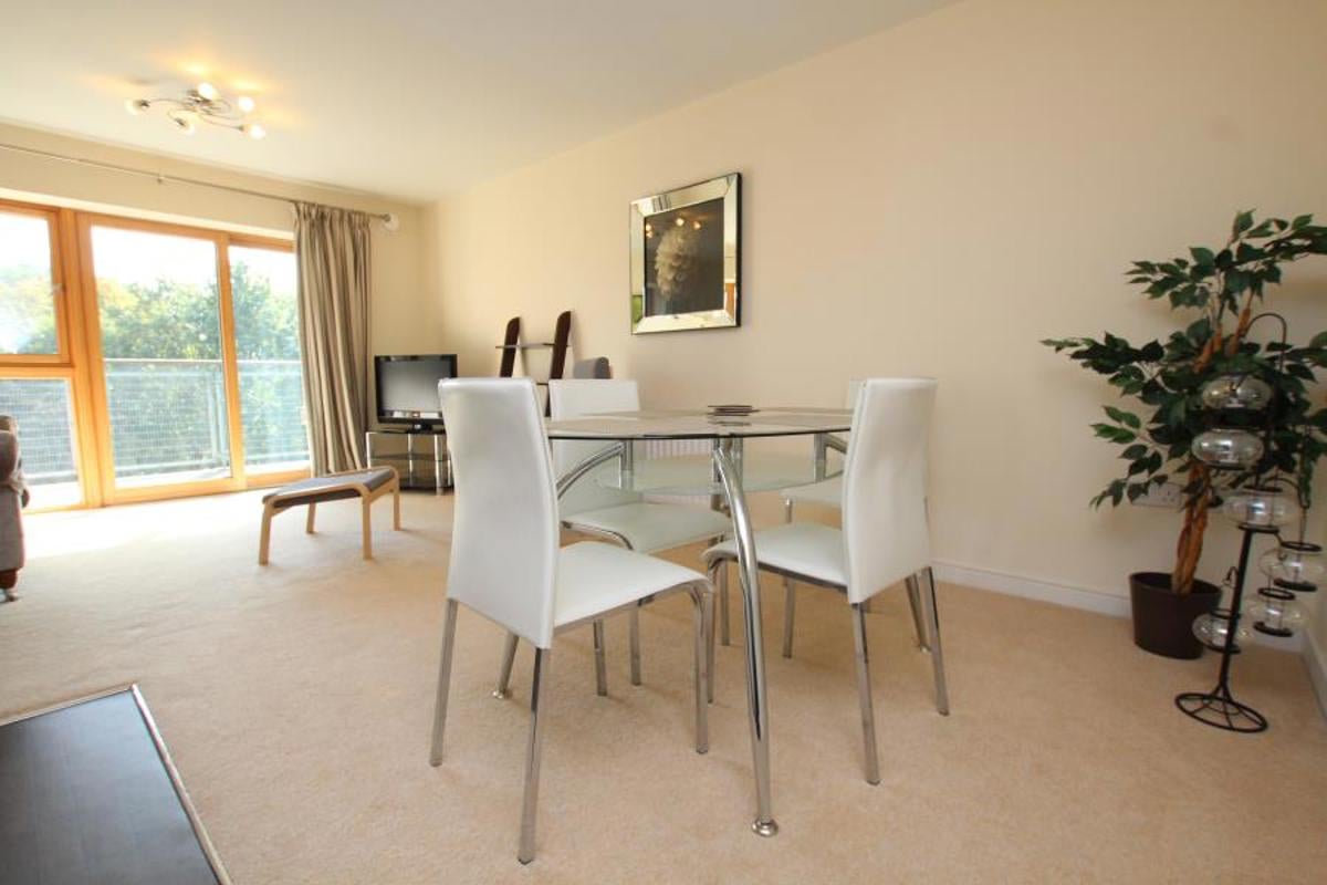Flat Deanery Road in Bristol