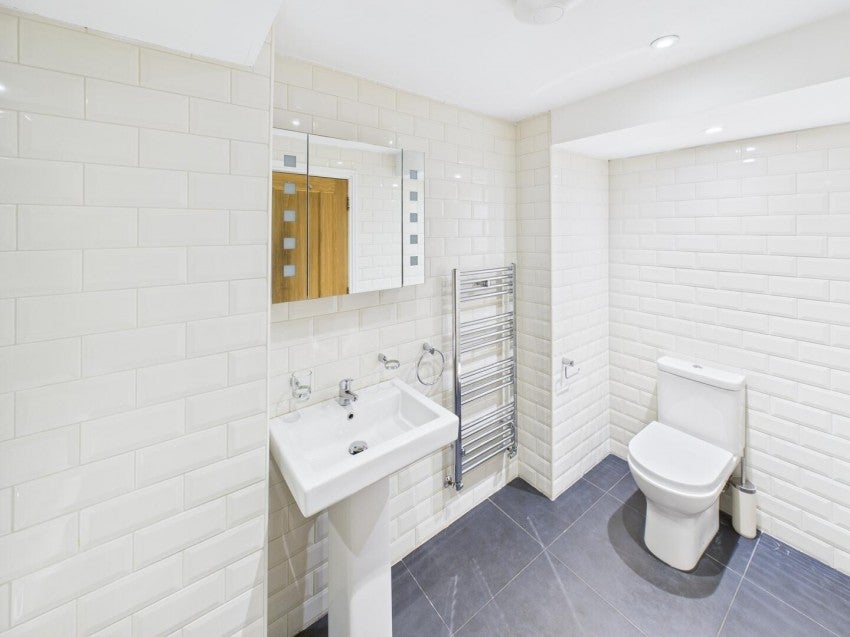 Flat Dyer Street in Cotswold District